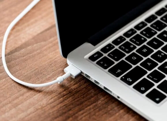 Macが起動しない問題を修正するためにMacBookを長時間充電する