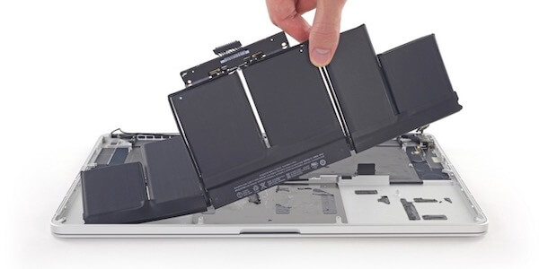 reemplazar batería de MacBook para solucionar problema de Mac que no se enciende